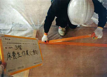 ６．埼玉県さいたま市店舗アスベスト解体工事の床養生作業（一重目）