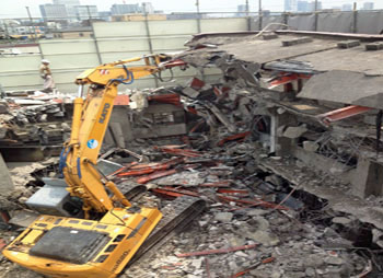 １．埼玉県さいたま市店舗アスベスト解体工事の解体中
