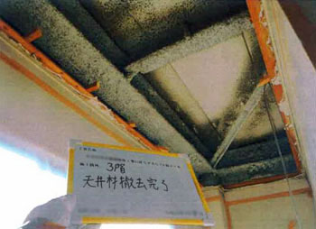 ２８．埼玉県さいたま市店舗アスベスト解体工事の天井材撤去完了